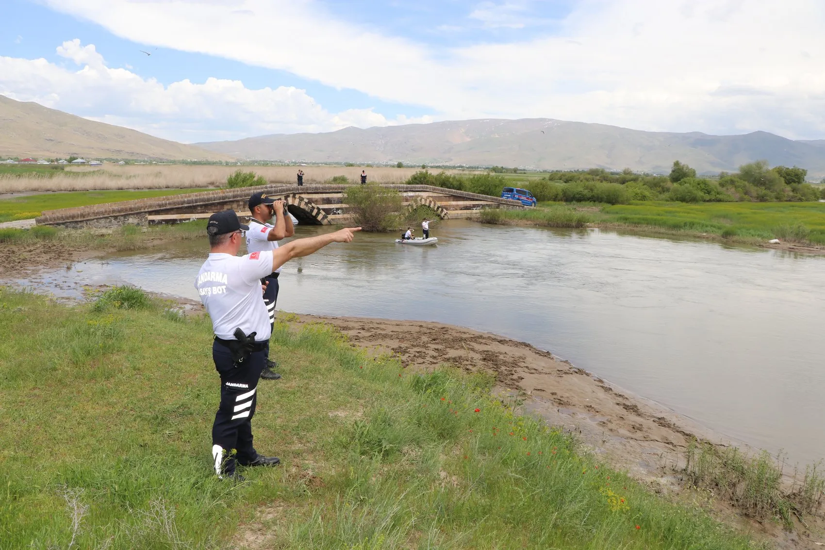 Van Gölü'nde kaçak avcılığa dronlu ve botlu jandarma denetimi