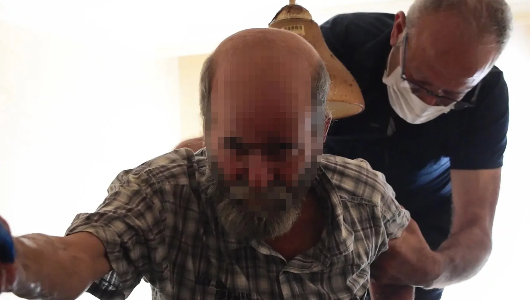 Bursa'da çöp evde mahsur kalan yaşlı adam yardım istedi