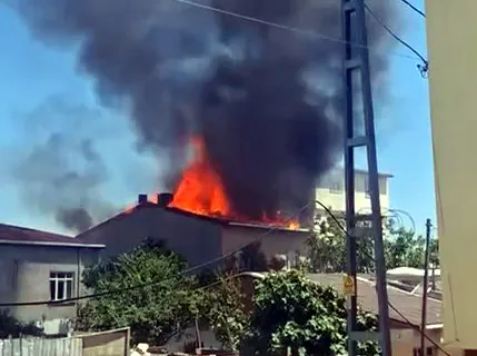 Avcılar'da bir binanın çatısı küle döndü
