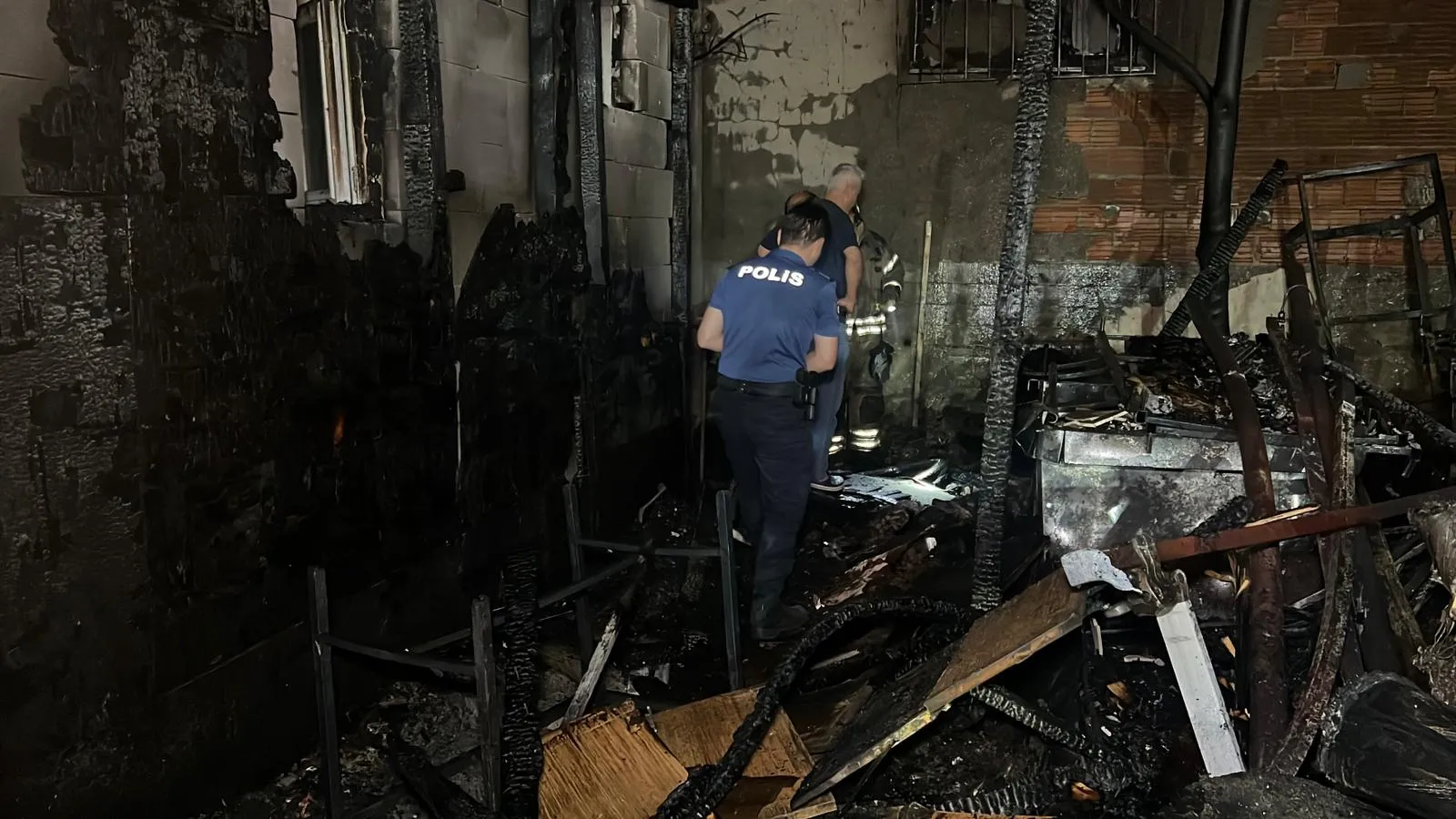 Esenler'de gece yarısı paniği Depodaki alevler binalara sıçradı