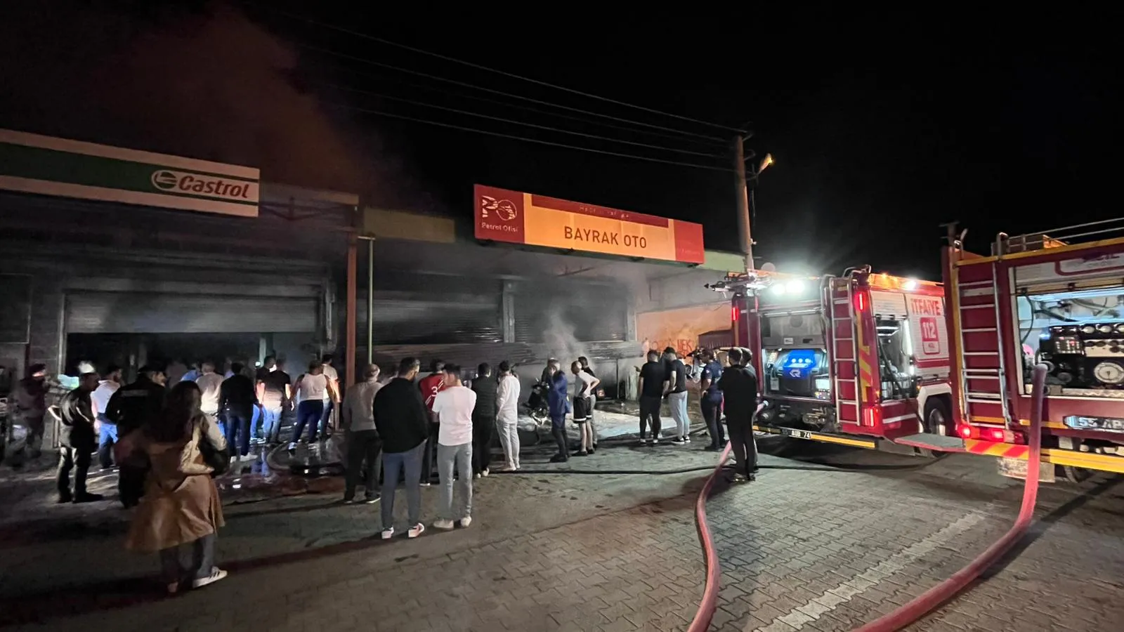 Bafra sanayisinde gece çıkan yangın bir traktörü kül etti
