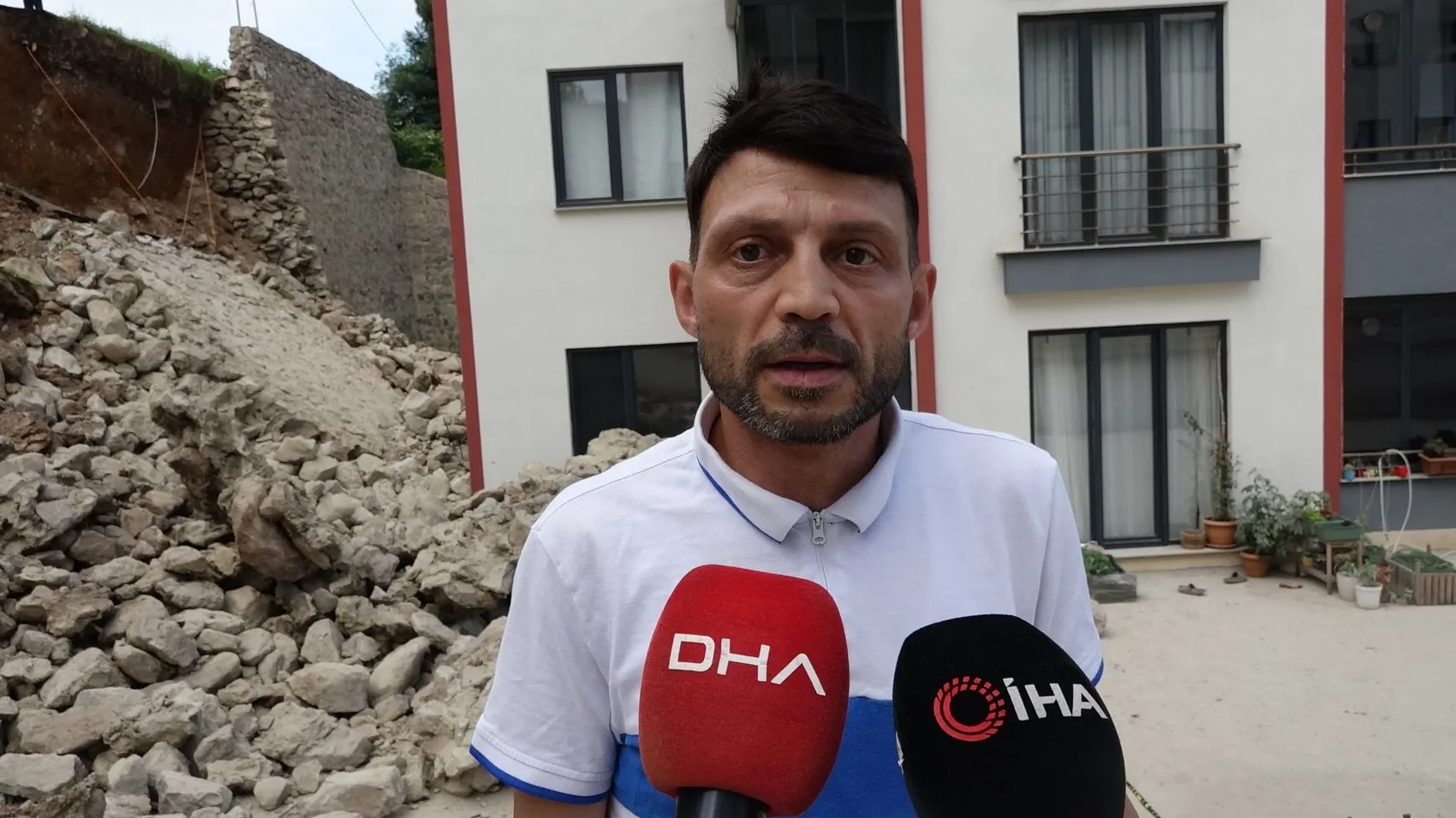 Trabzon'da faciadan dönüldü İstinat duvarı evin içine çöktü