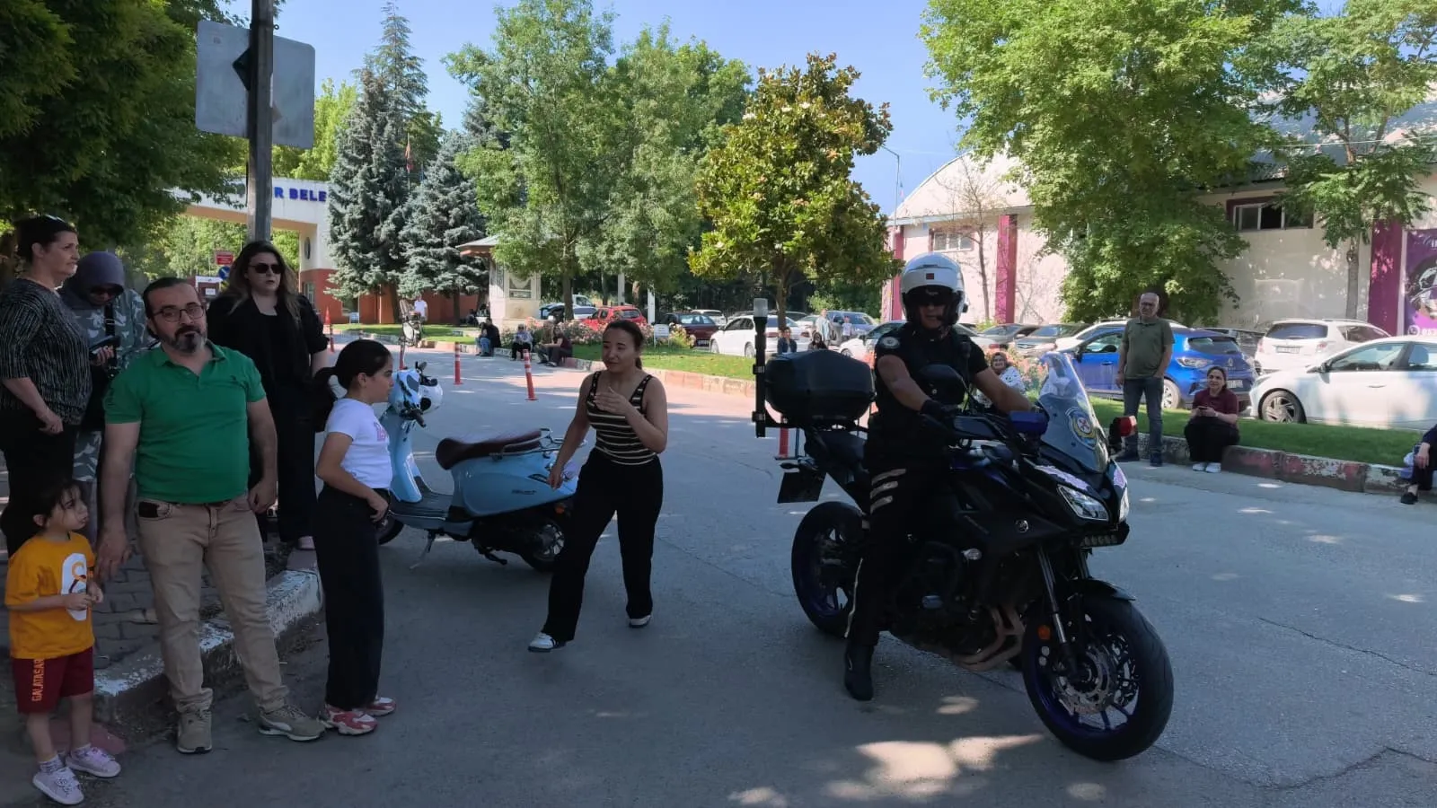 İnegöl'de sınav paniğini motosikletli polis bitirdi