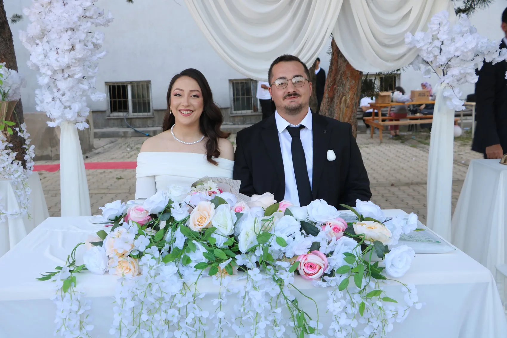 Yüksekovalı öğretmen çift nikah masasını okul bahçesine taşıdı