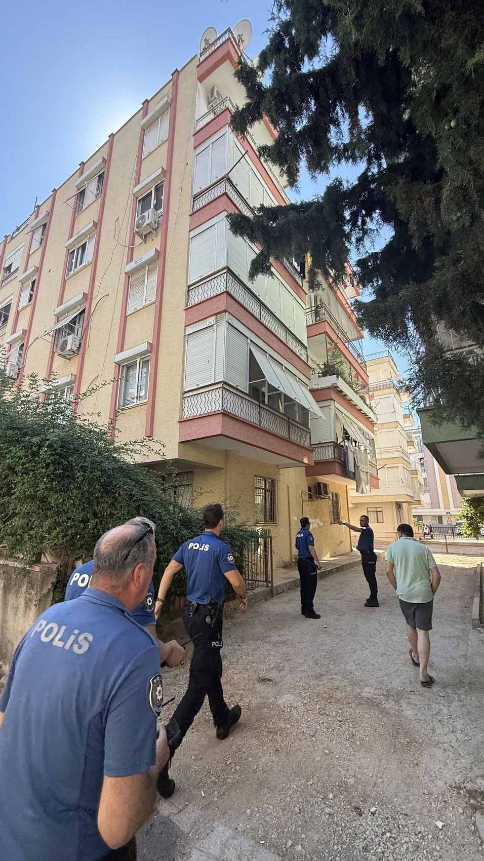 Antalya’da dehşet Öğretmen eşini ve kayınpederini öldürdü