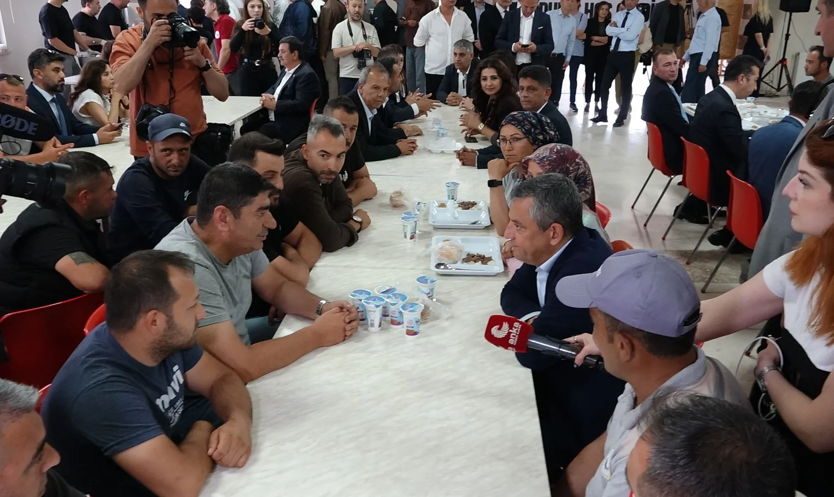 Özgür Özel Sokak Siyasetiyle İktidar Hedefini Büyütüyor