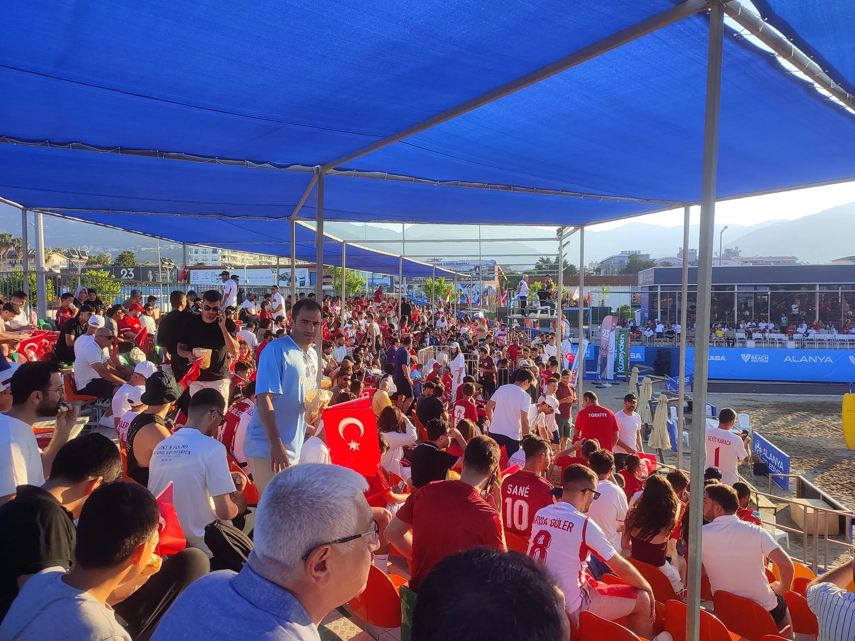 Antalya sahillerinde milli takım için dev ekranlı buluşma