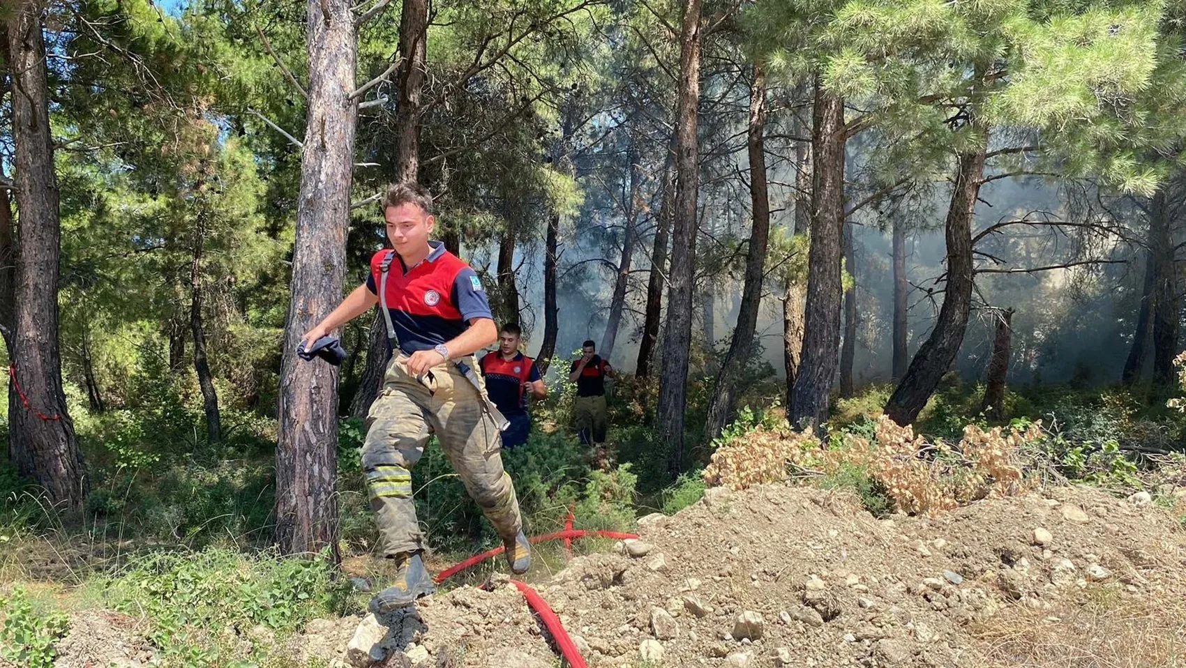 Çanakkale Kızılkeçili köyünde tarım arazisi alevlere teslim oldu