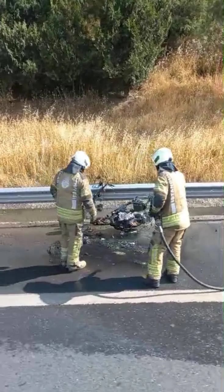 TEM Otoyolu'nda seyir halindeki motosiklet alevlere teslim oldu