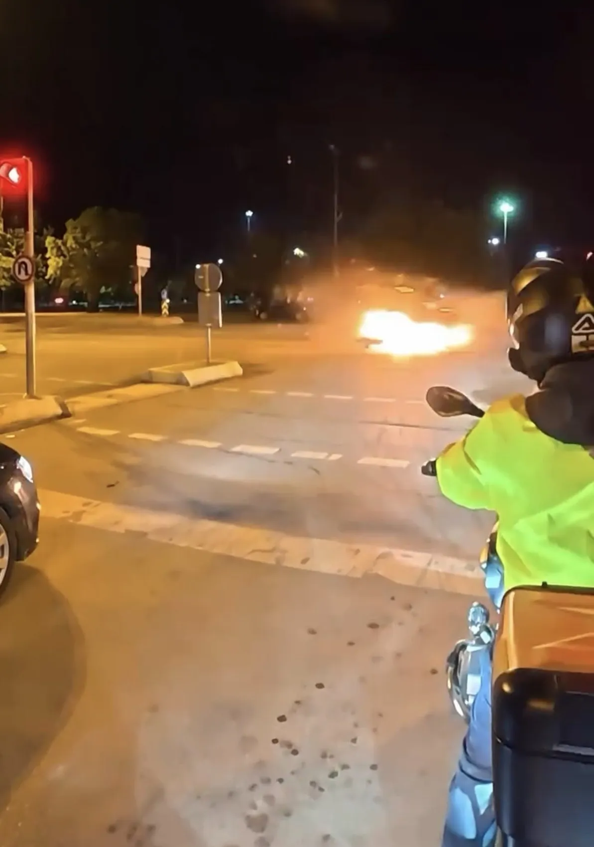 Maltepe'de gece yarısı dehşeti Kavşakta çarpışan otomobil alev aldı