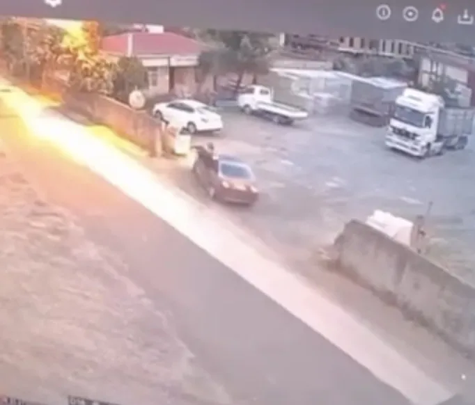 Arhavi'de korkutan kaza güvenlik kamerasına yansıdı