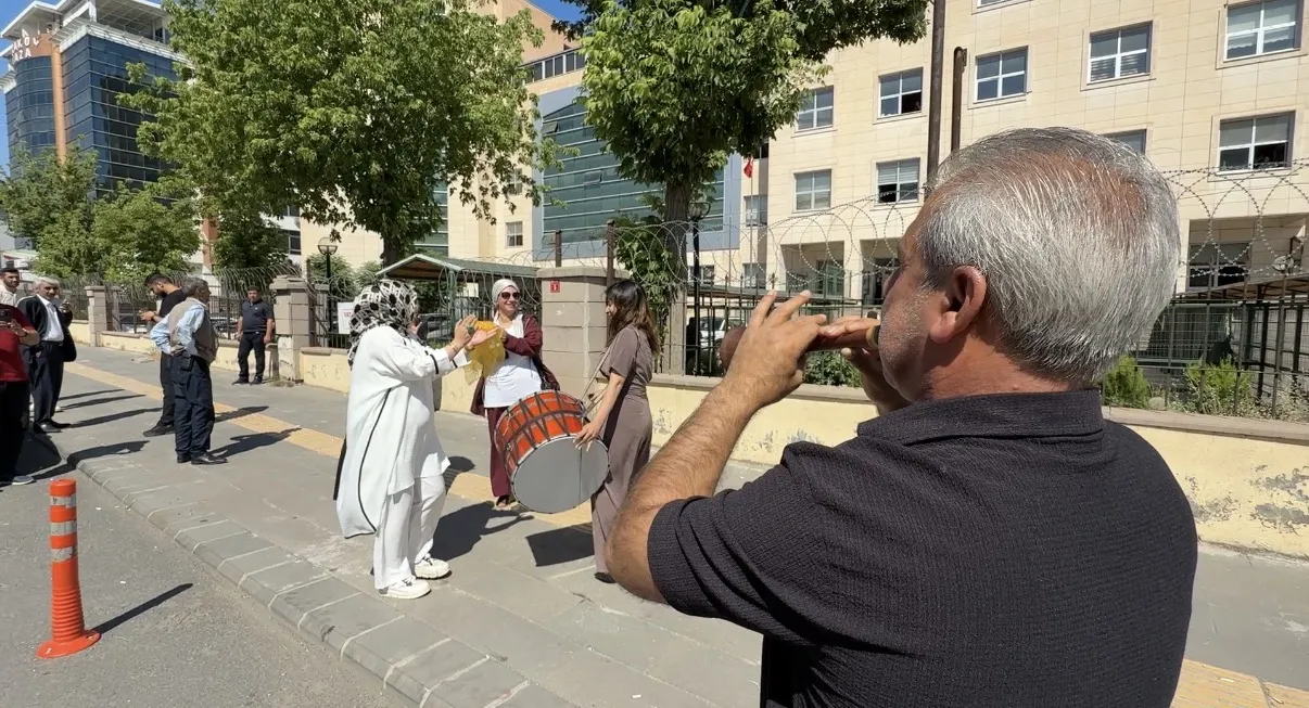 Diyarbakır'da boşanma davası sonrası adliye önünde müzikli veda
