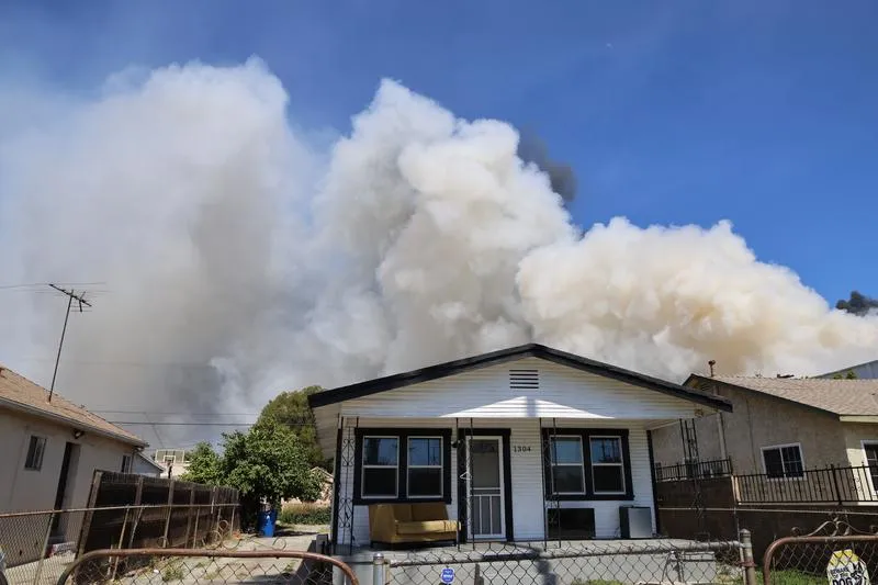 Los Angeles’ta günlerce sönmeyen dev yangın acil durum ilan ettirdi