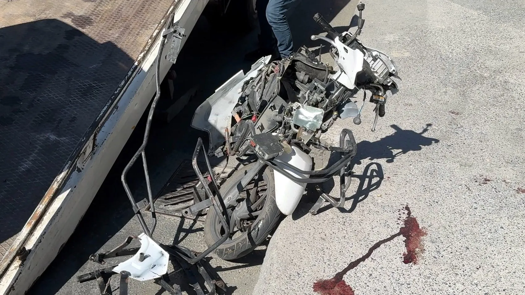 Avcılar'da trafikte dehşet anları İki araç yan yola uçtu