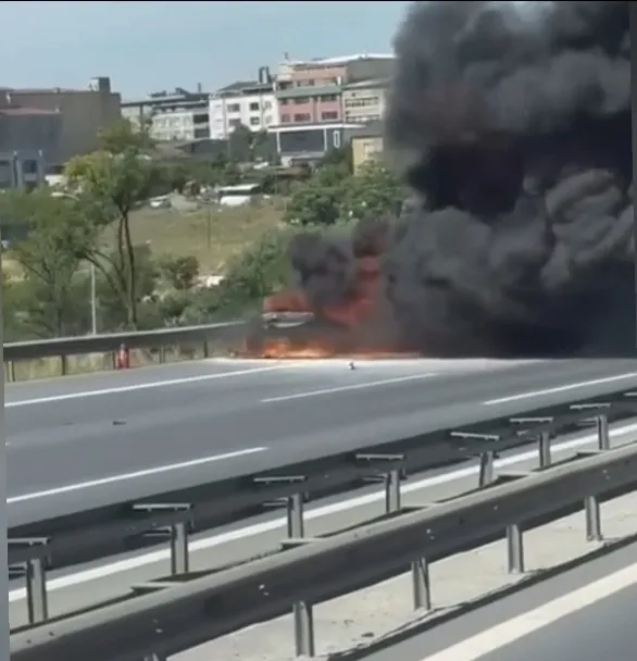 TEM Otoyolu'nda seyir halindeki otomobil küle döndü