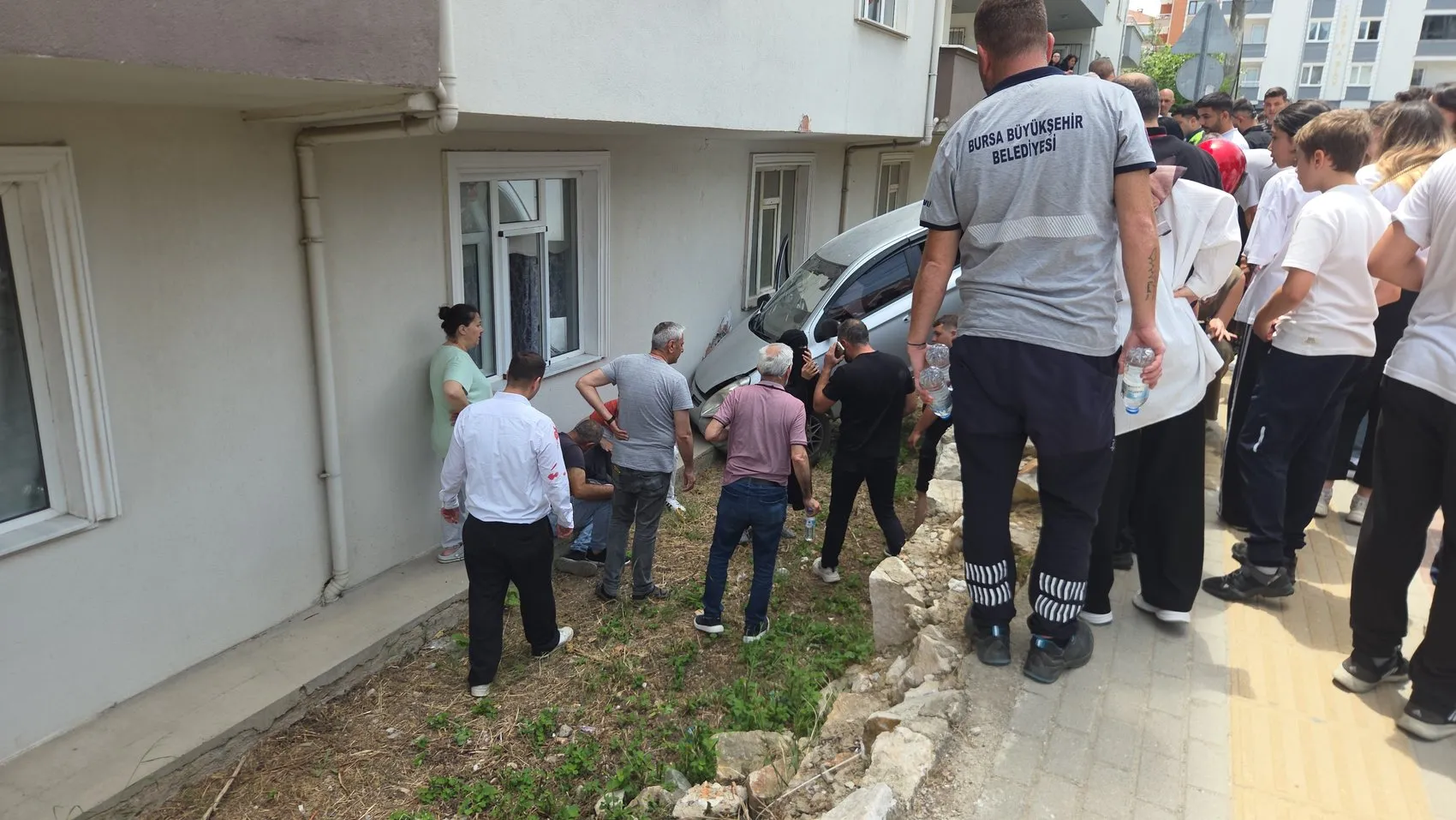 Orhangazi'de kontrolden çıkan araç apartman bahçesine uçtu