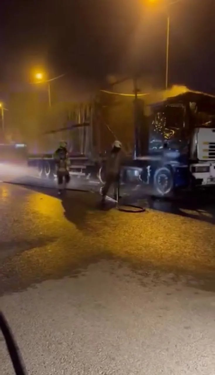 Büyükçekmece’de gece yarısı TIR yangını