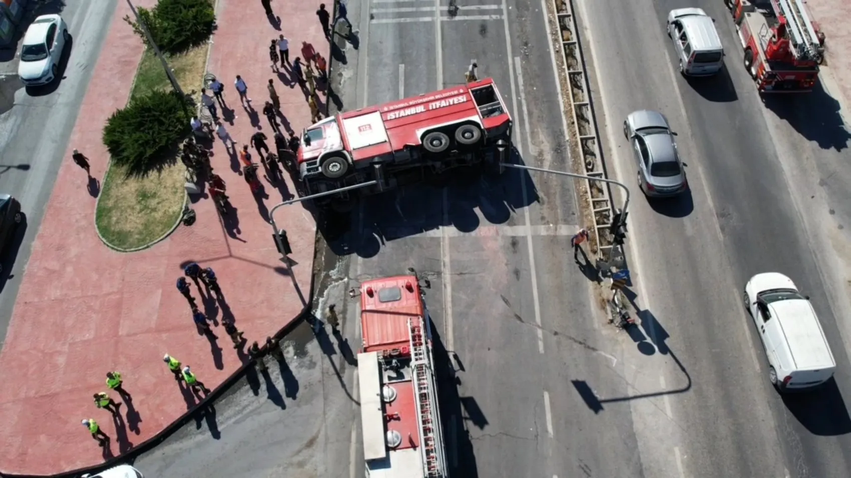 Büyükçekmece'de yangına giden itfaiye aracı yola devrildi