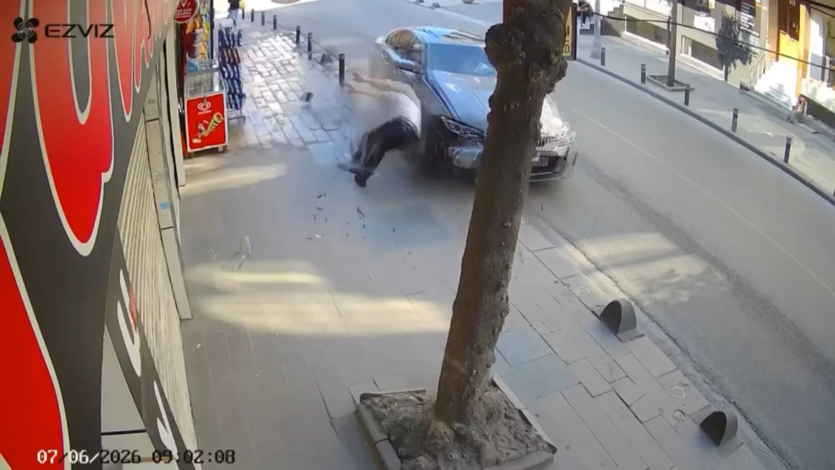 Küçükçekmece’de kaldırımdaki yayaya otomobil çarptı