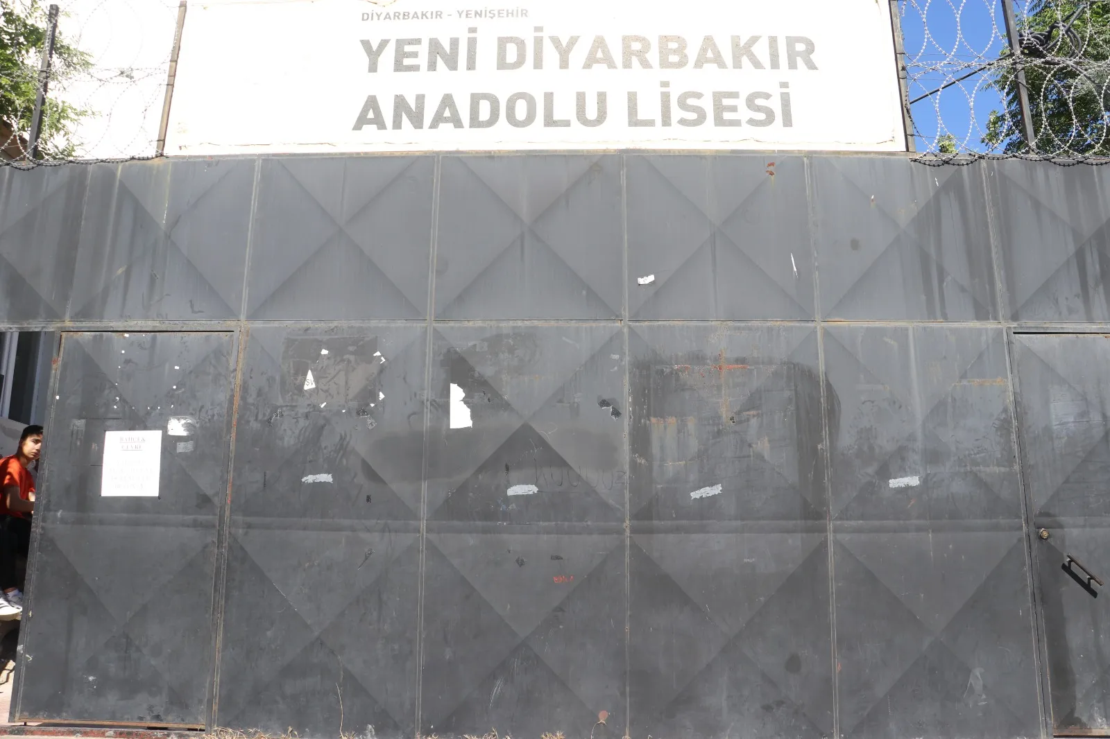 Diyarbakırda okul karmaşası yaşayan 25 öğrenci sınava polis yardımıyla yetişti