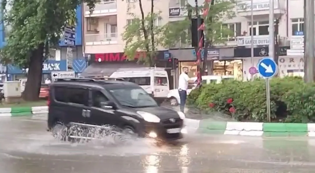 Bursa Yenişehir'de ani fırtına ve dolu hayatı durdurdu