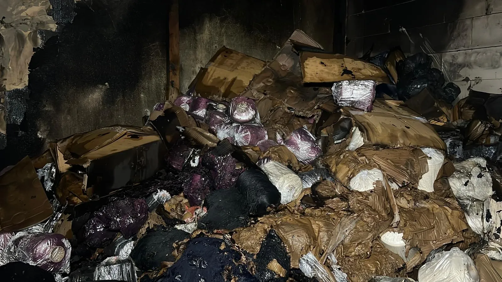 Esenler'de gece yarısı paniği Depodaki alevler binalara sıçradı