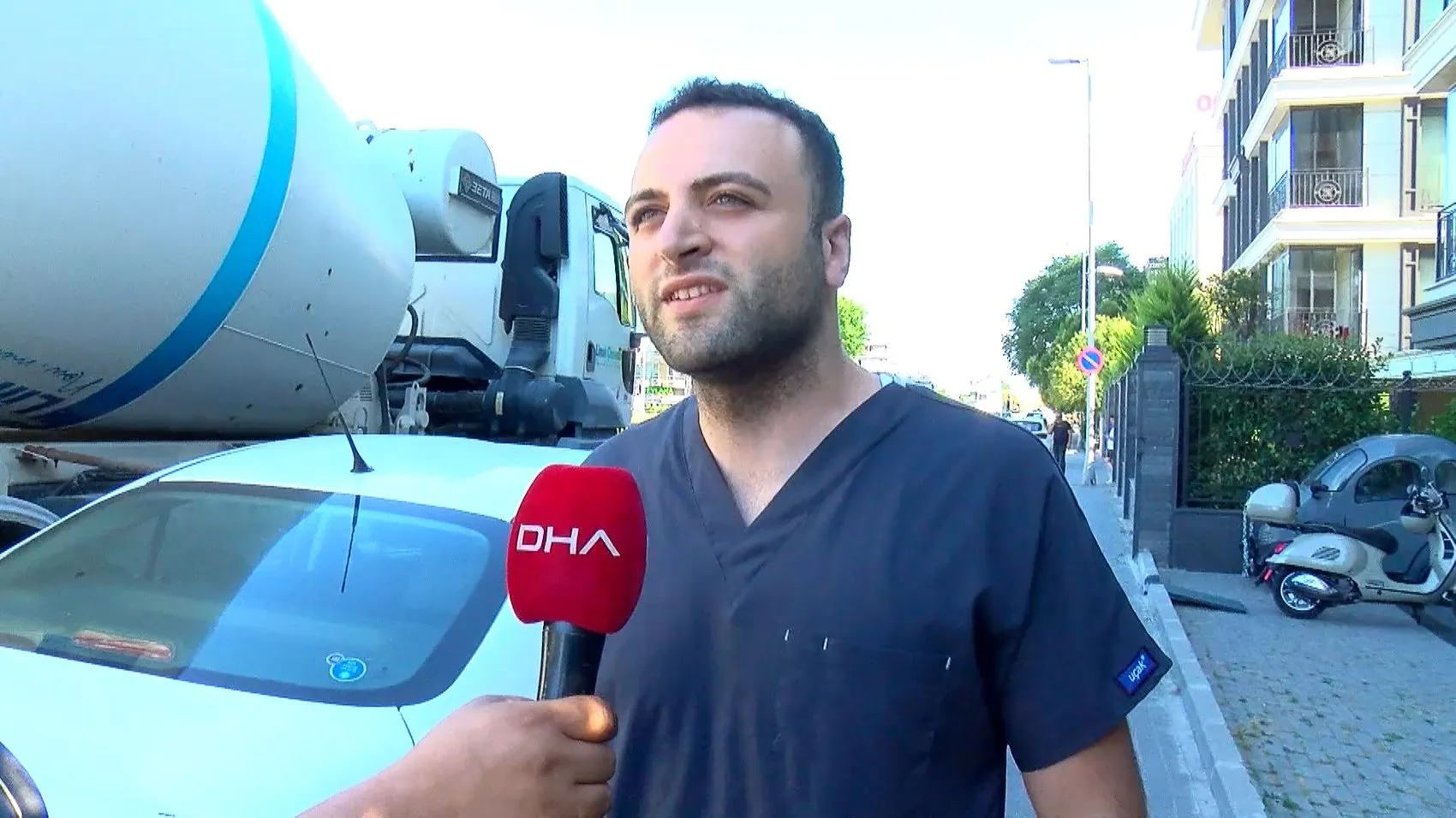 Bahçelievler'de TIR üstündeki kepçe yola savruldu