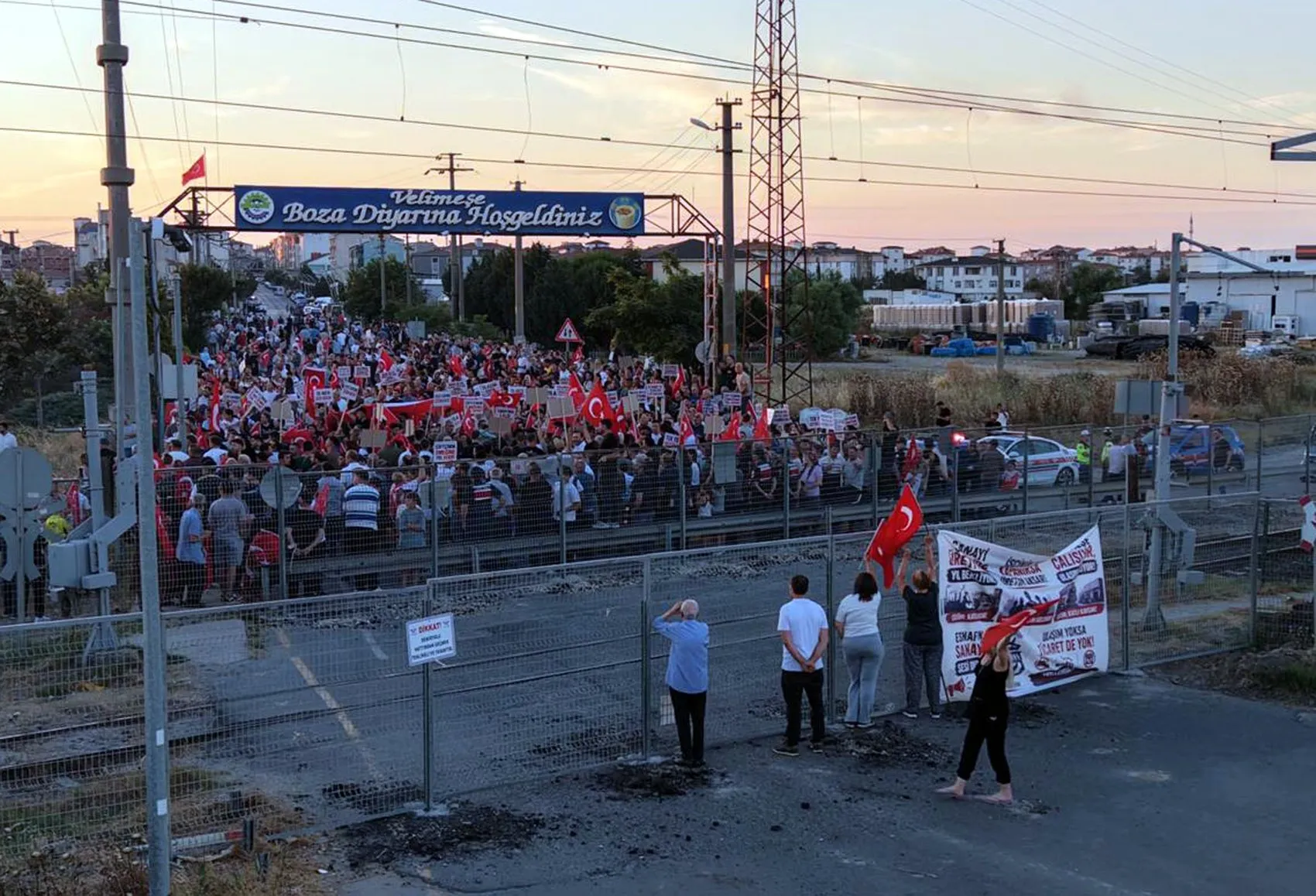 Tekirdağ'da tren kazası sonrası kapatılan geçit mahalleliyi sokağa döktü