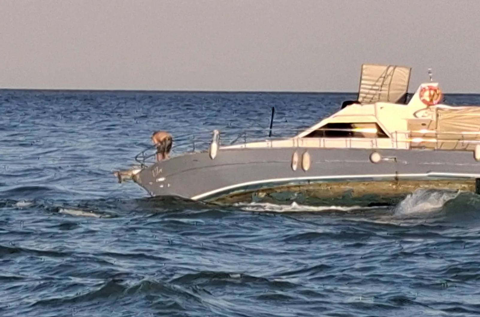 Serik açıklarında iki tekne batma tehlikesi geçirdi