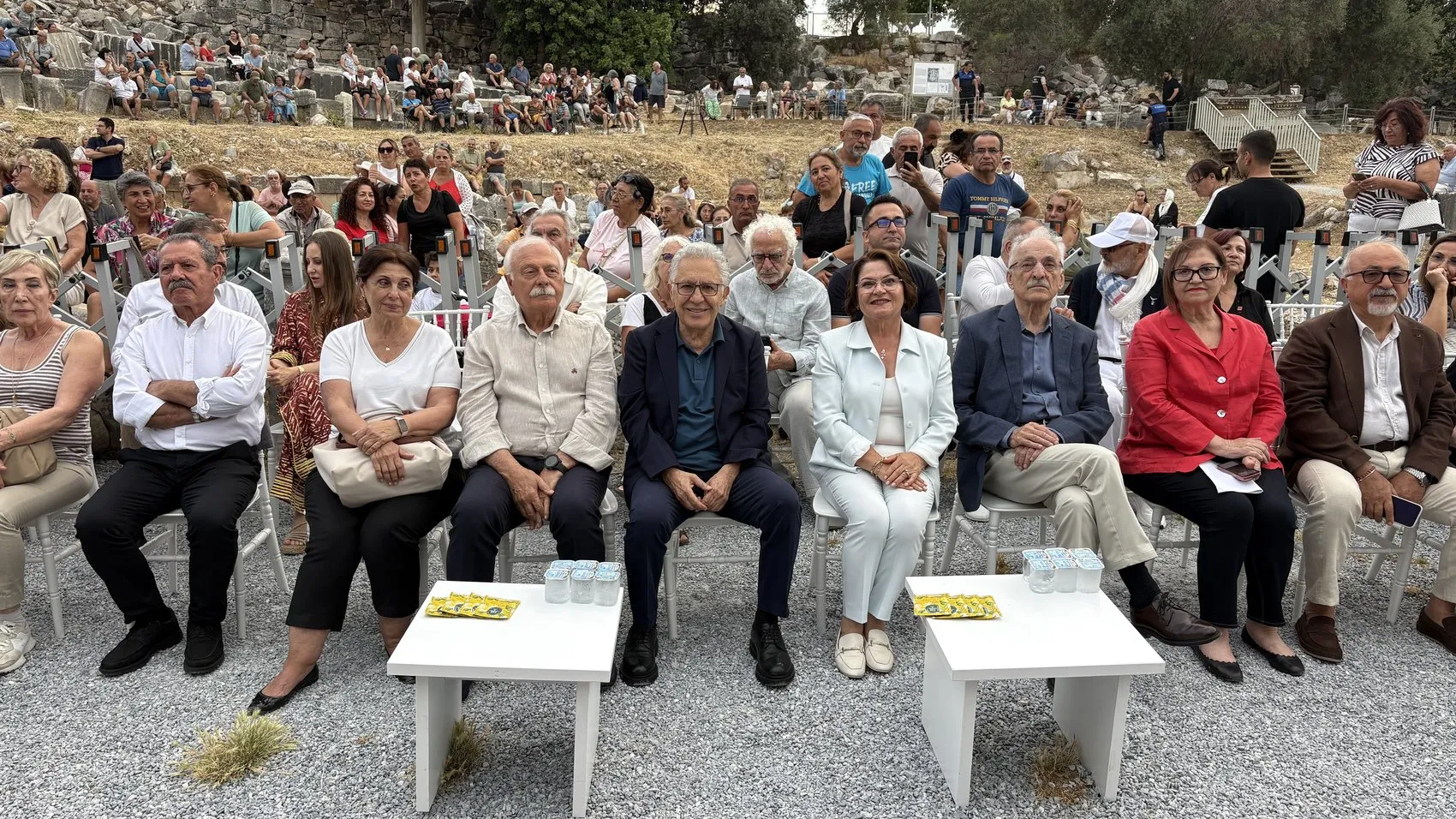 Zülfü Livaneli yaş gününü Apollon Tapınağı’nda edebiyatla kutladı