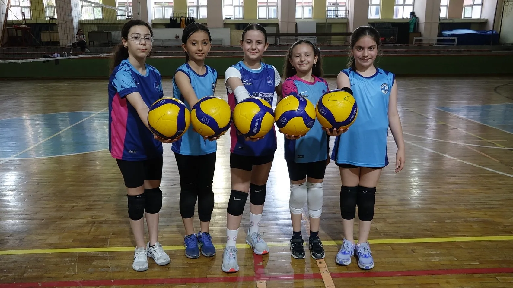 Trabzonlu minik voleybolculardan milli takıma gol sevinçli destek