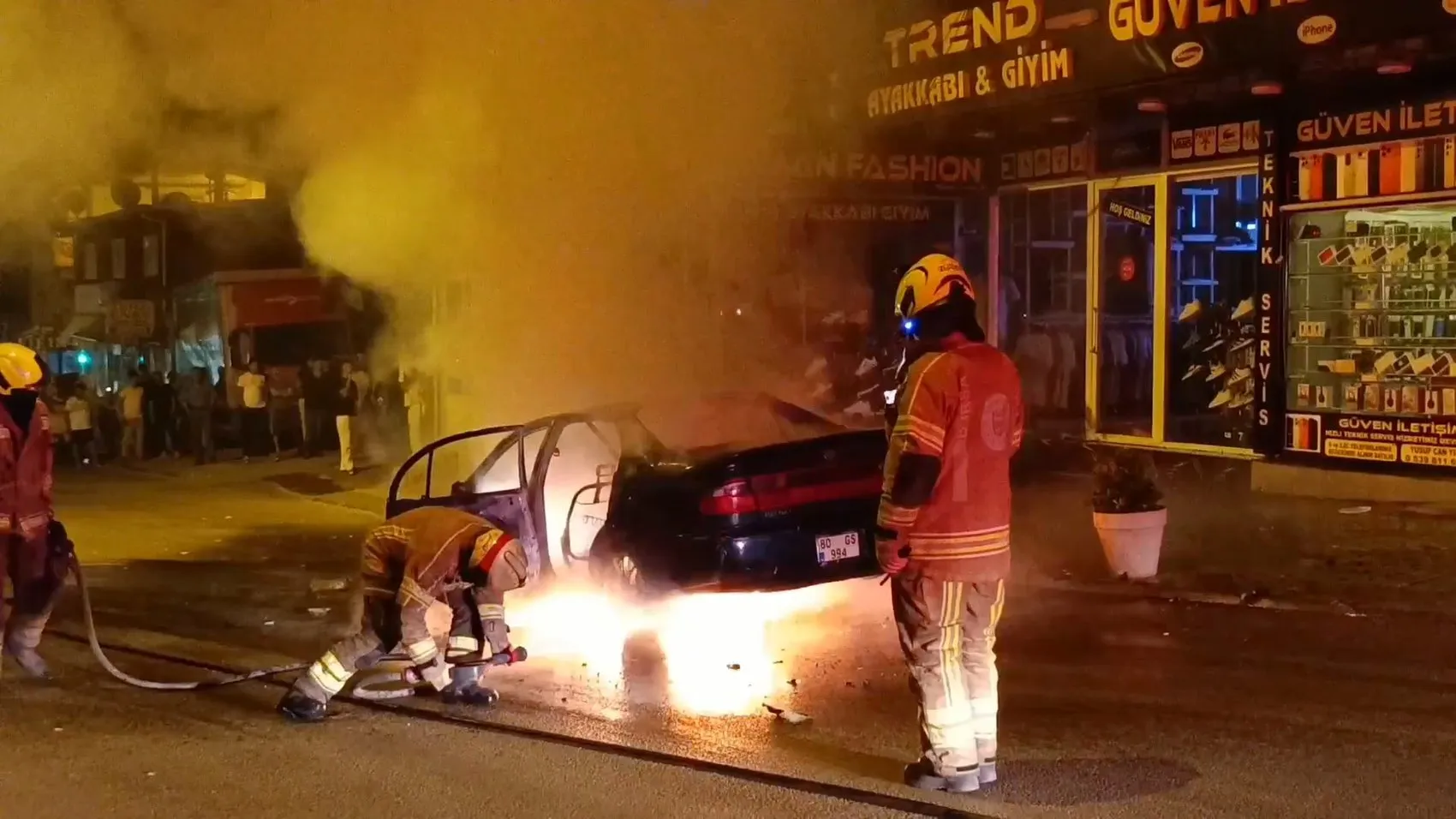 Bursa'da gece yarısı otomobil yangını paniği