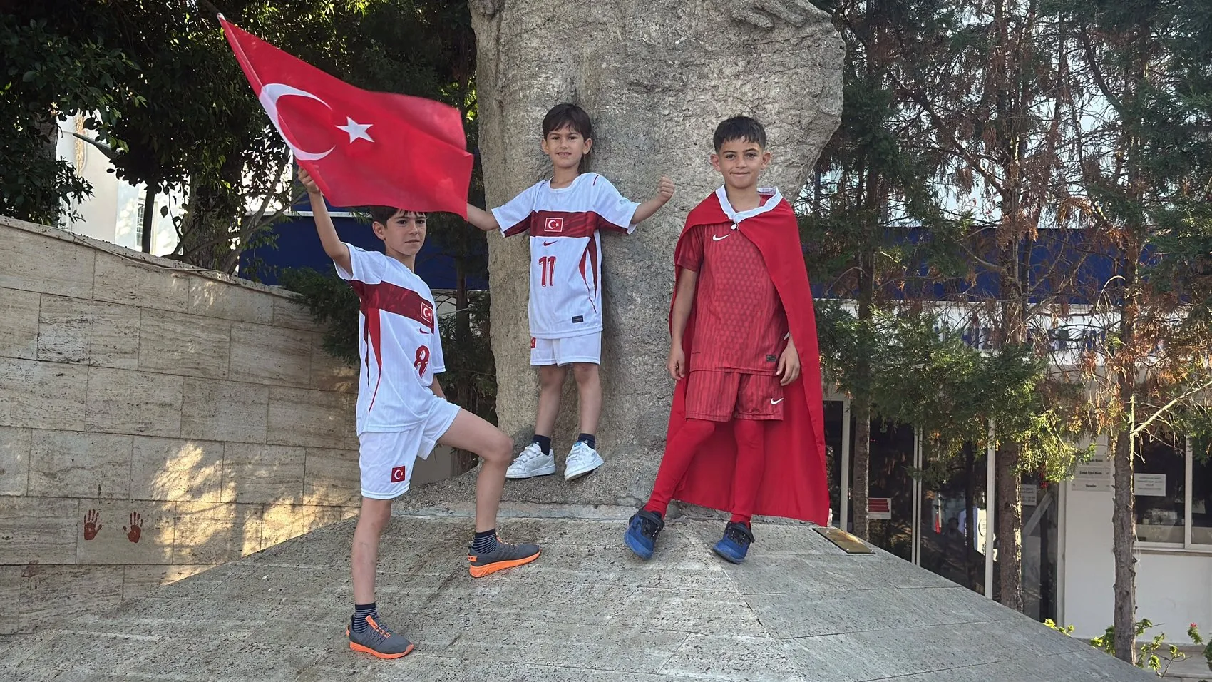 Bodrum meydanı milli maç için dev ekrana döndü