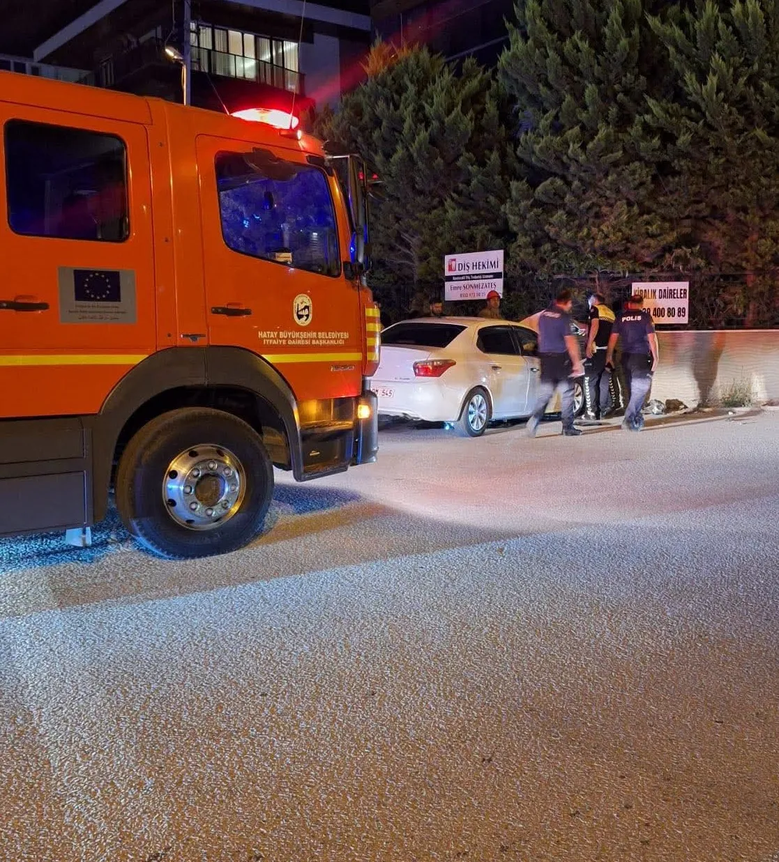 Arsuz’da otomobilin duvara çarptığı o anlar kameraya yansıdı
