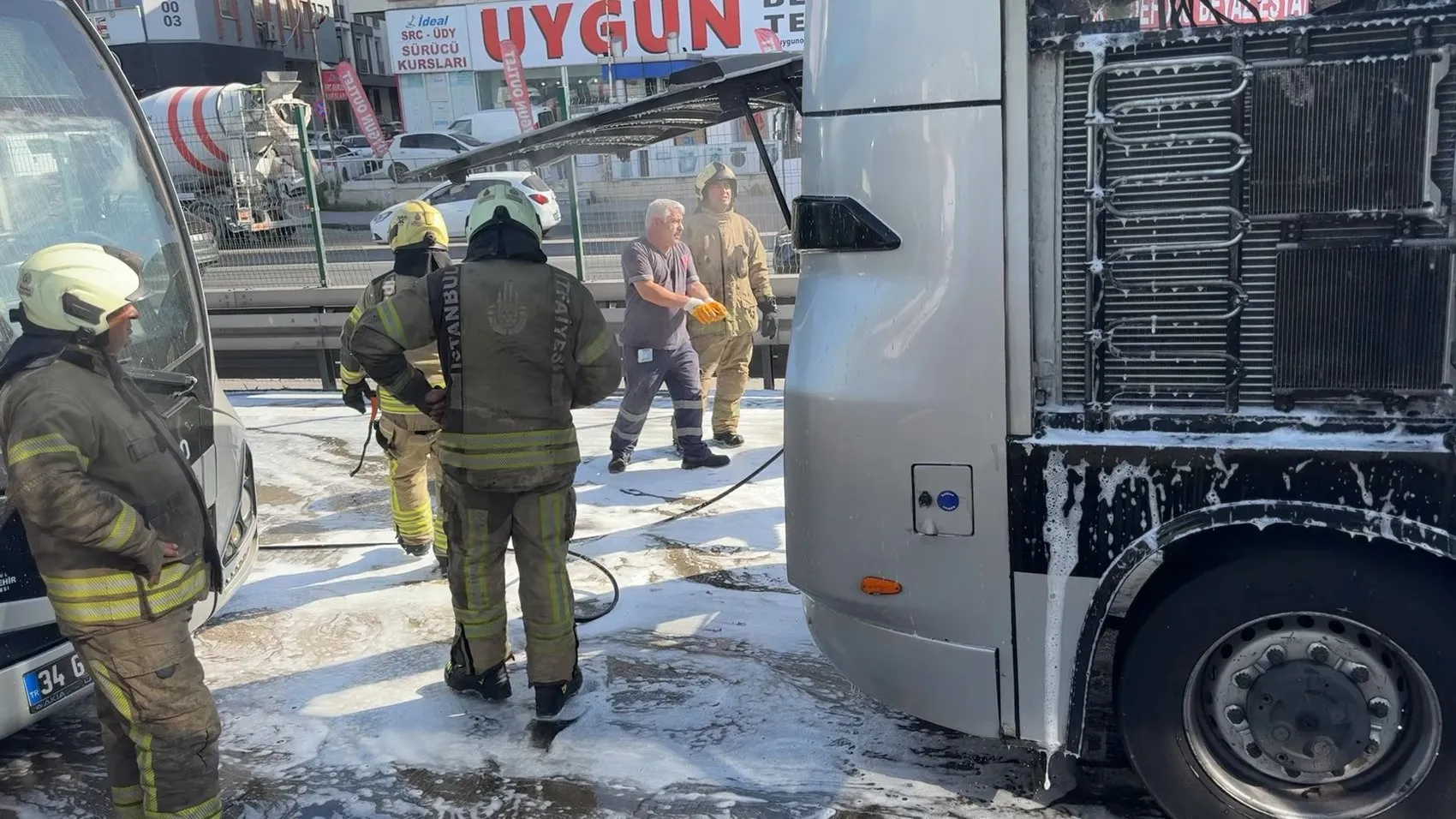 Avcılar’da metrobüs seferlerini aksatan yangın paniği