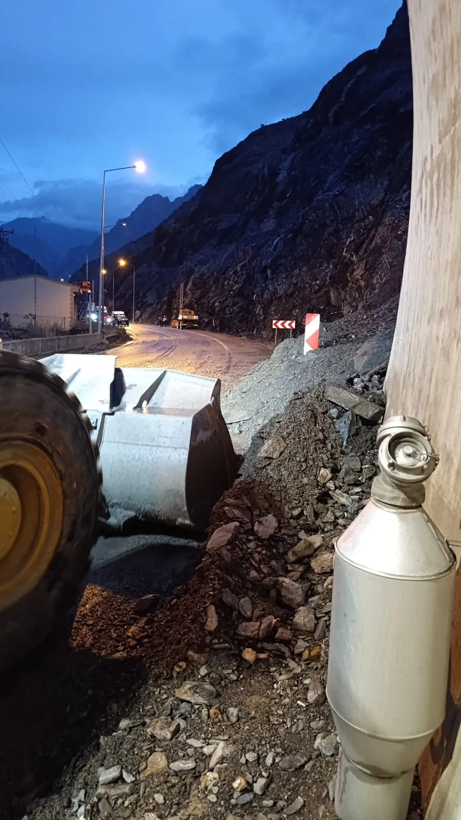 Artvin ve Erzurum arasındaki ulaşımı heyelan kesti