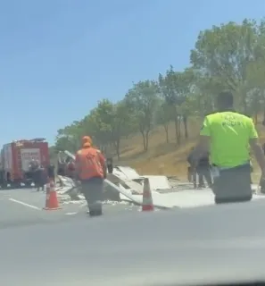TEM Otoyolu'nda kamyonların karıştığı zincirleme kazada trafik kilitlendi