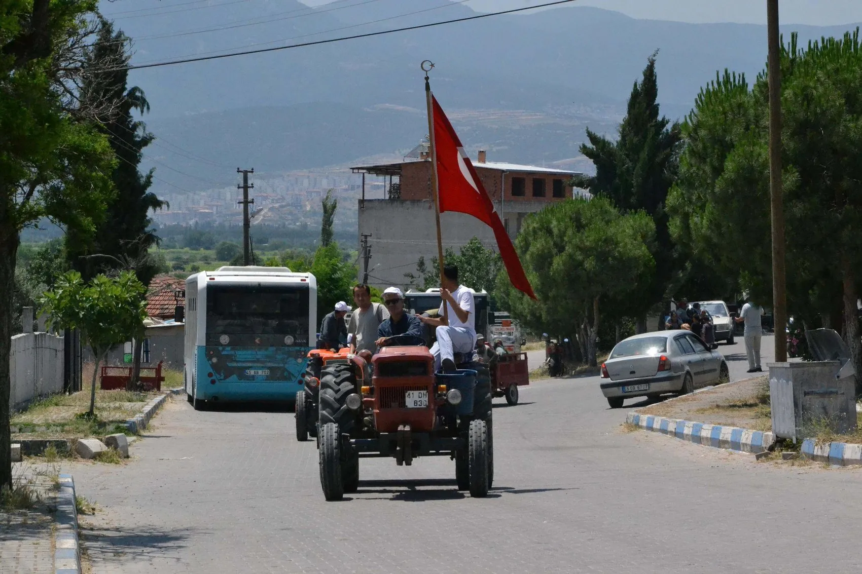 Manisalılar yeni mezarlık projesine traktörleriyle karşı çıktı