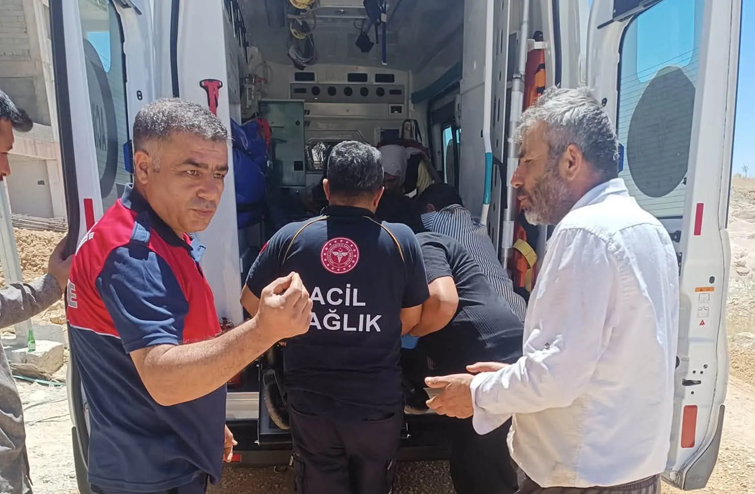 Besni ilçesinde inşaat işçisi üçüncü kattan zemine çakıldı