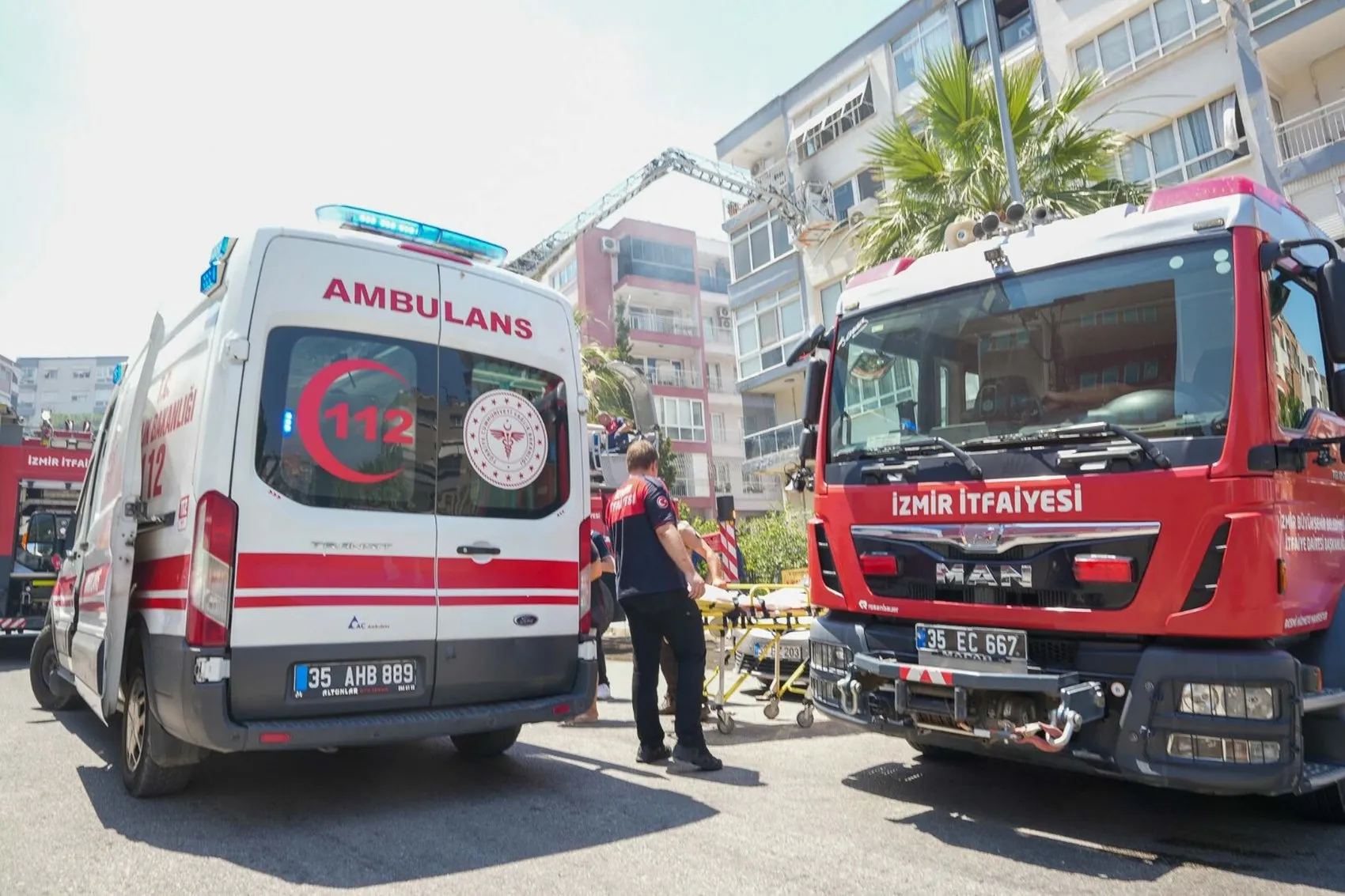 İzmir Karabağlar’da apartman yangını paniği