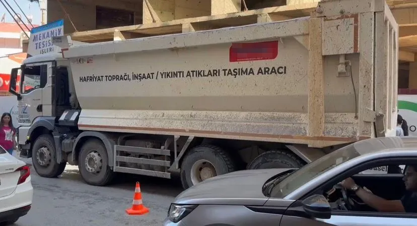 Elazığ’da hafriyat kamyonu trafiği birbirine kattı