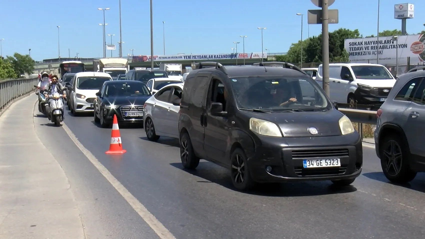 Küçükçekmece'de boş binadan yükselen dumanlar trafiği kilitledi