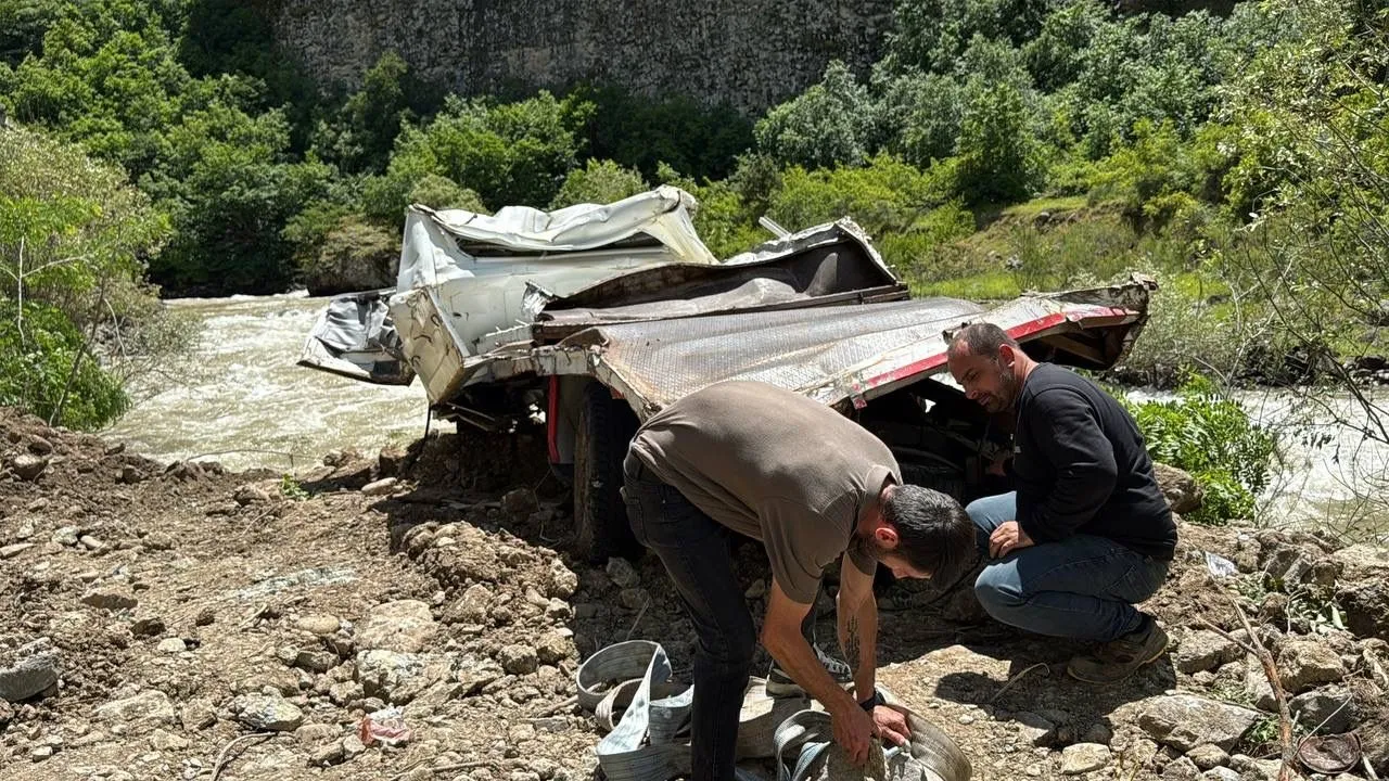 Artvin’de dereye uçan kamyonetteki baba ve oğul aranıyor