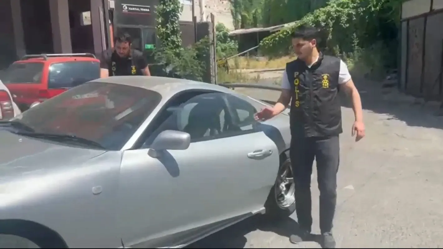 Lüks araçlara sahte kimlik çıkaran çeteye polis baskını