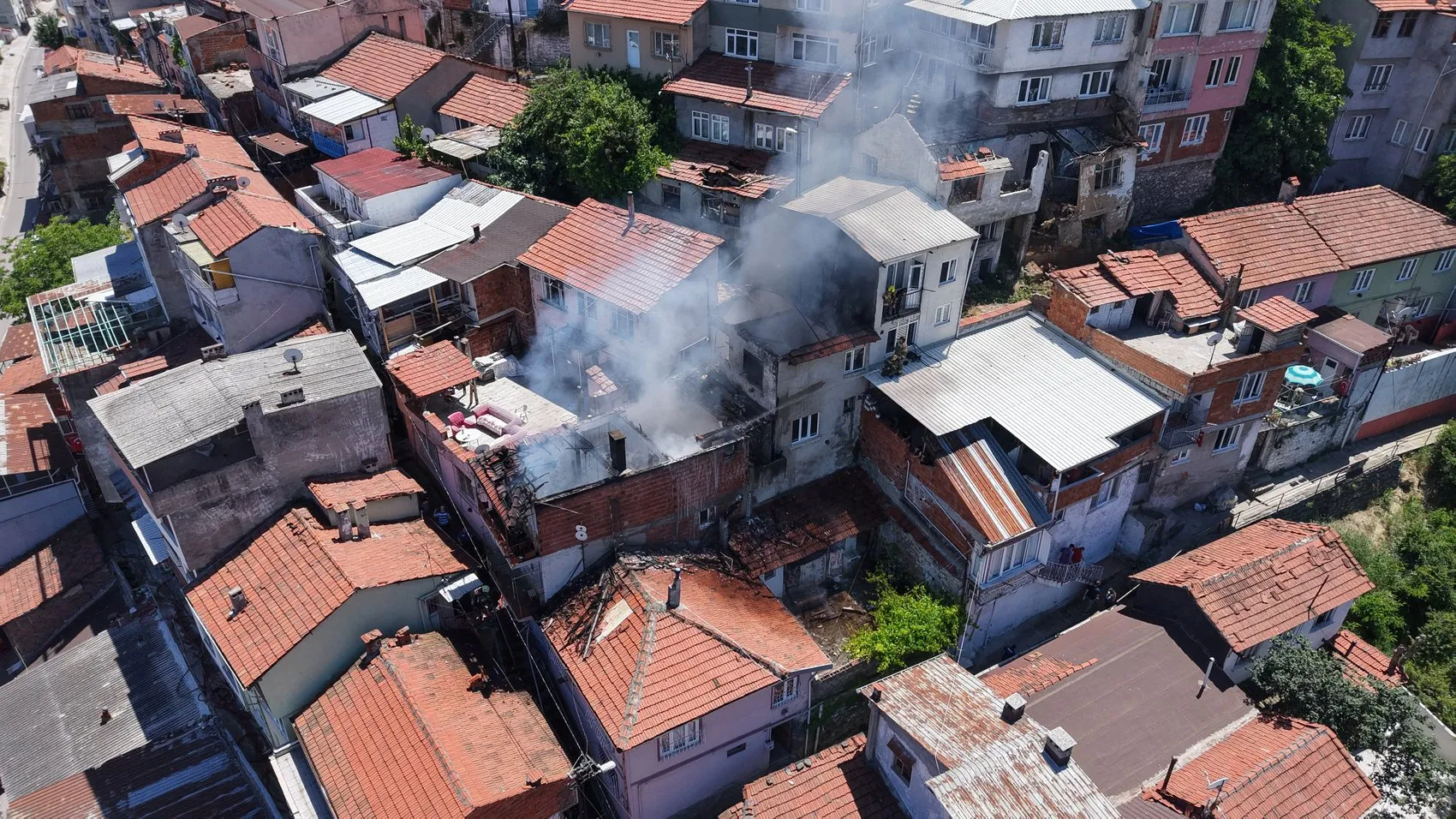 Bursa'da bir yangın iki aileyi evsiz bıraktı