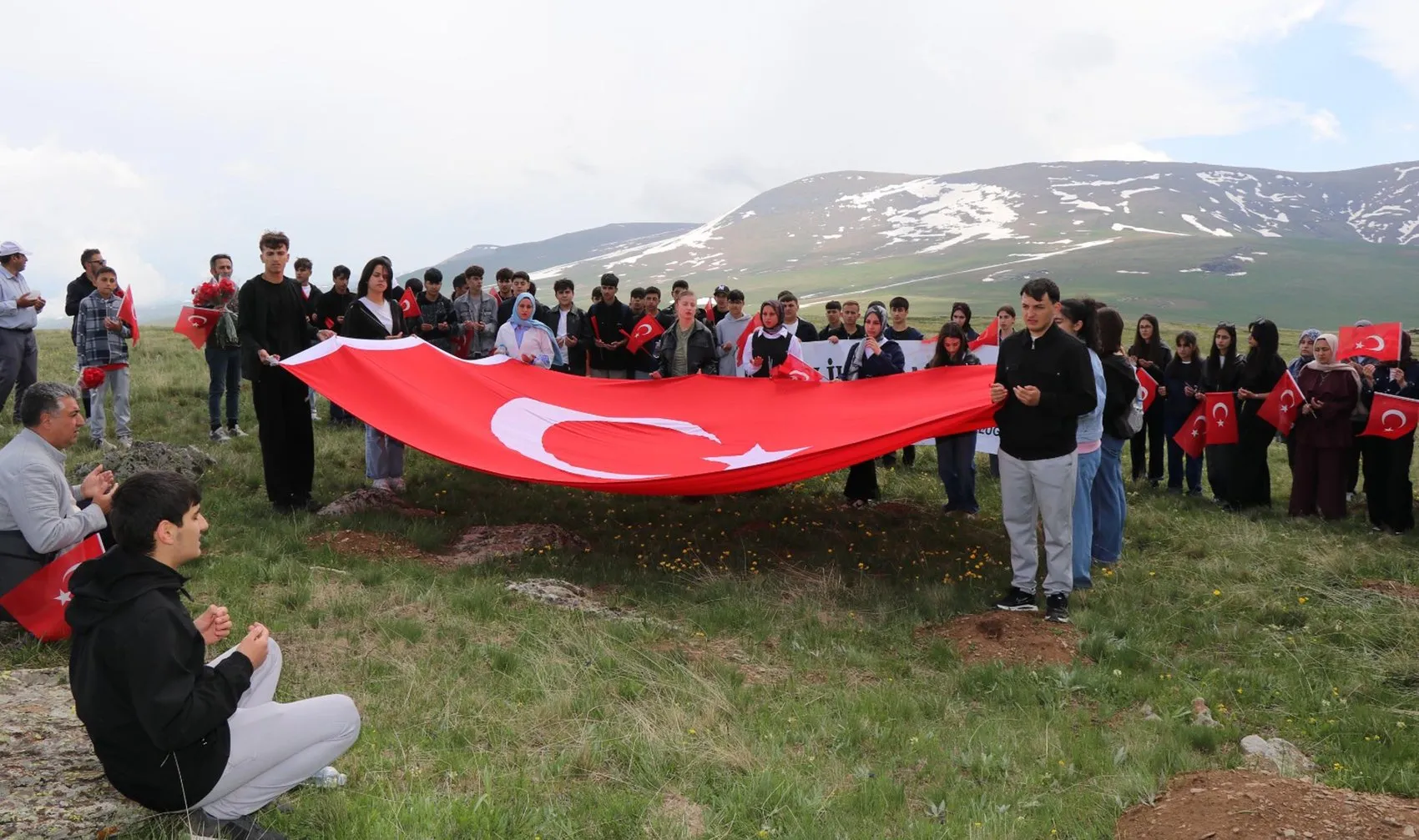 Erzurumlu gençler Sarıkamış şehitleri için zirveye yürüdü