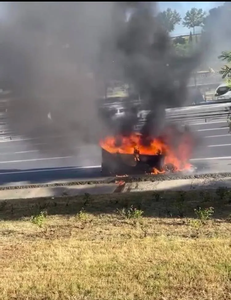 Esenyurt TEM Otoyolu'nda yanan araç trafiği kilitledi