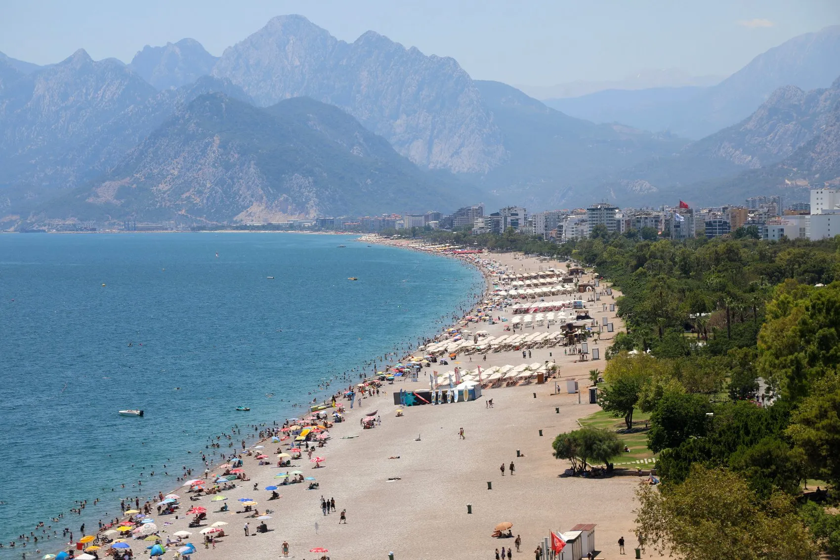 Antalya kavurucu sıcakla tanıştı sahil doldu taştı