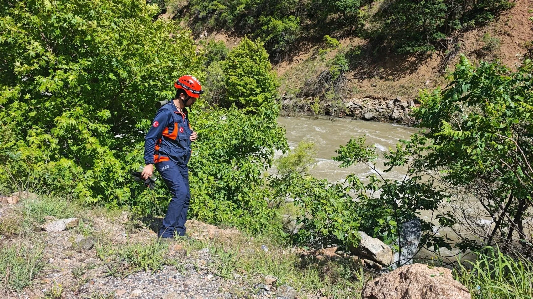 Artvin’de dereye uçan kamyonetteki baba ve oğul aranıyor