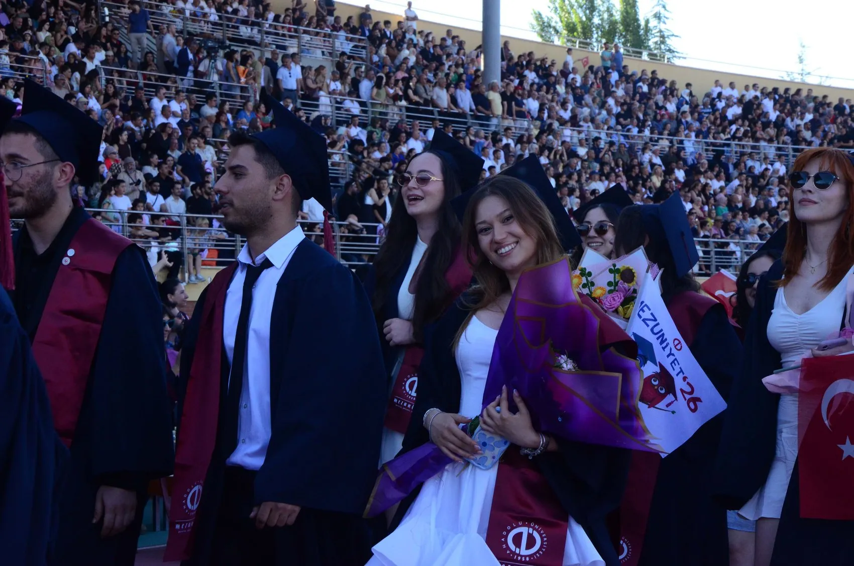 Mezuniyet sevincini babasıyla paylaştı